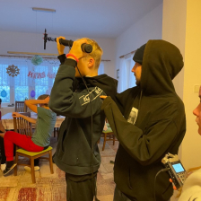 2)	Matěj z Dd Potštejn se učí obsluhovat tágo za pomoci lektora Samuela Urbančíka