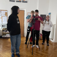 3)	Za kamerou Pája, Dominik a Adri radí účastníci z Dd Potštejn, lektor Samuel Urbančík na ně dohlíží