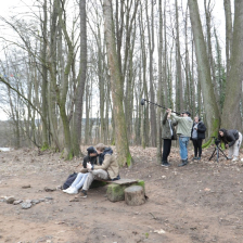 5)	Celá skupinka účastníků z Dd Potštejn natáčí exteriéry spolu s lektorem Samuelem Urbančíkem