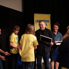  Milan Šteindler (herec, režisér, scénárista, humorista a pedagog) a Lilly Ahou Král (z týmu Evy Pavlové) předávají diplomy filmařům z Lipové u Šluknova