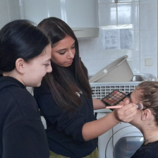 6.	Kristina a Vanesa z Dd Nová Ves u Chotěboře líčí herečku před natáčením hraného filmu o šikaně